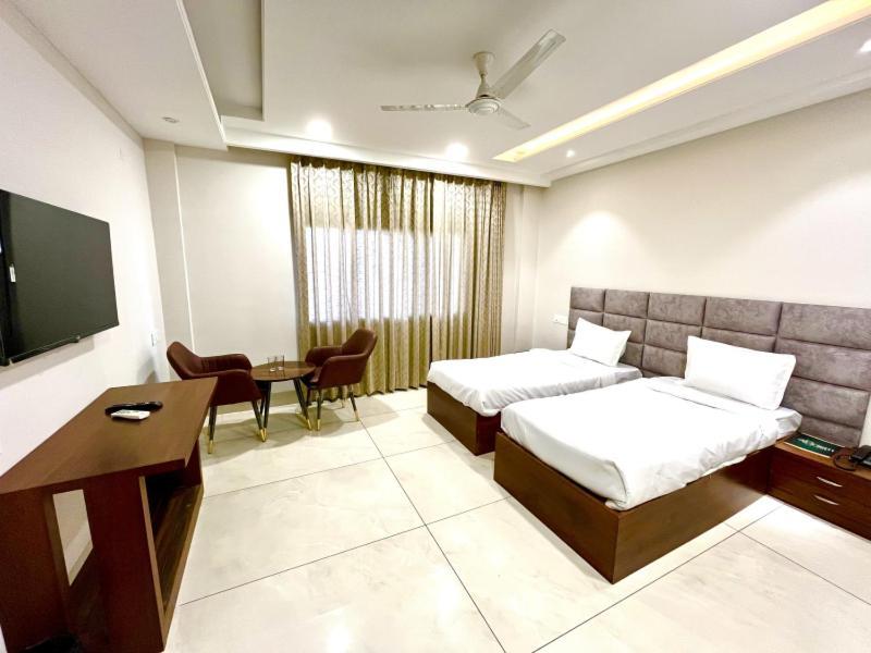Prism Grand Hotel Zirakpur Exterior photo