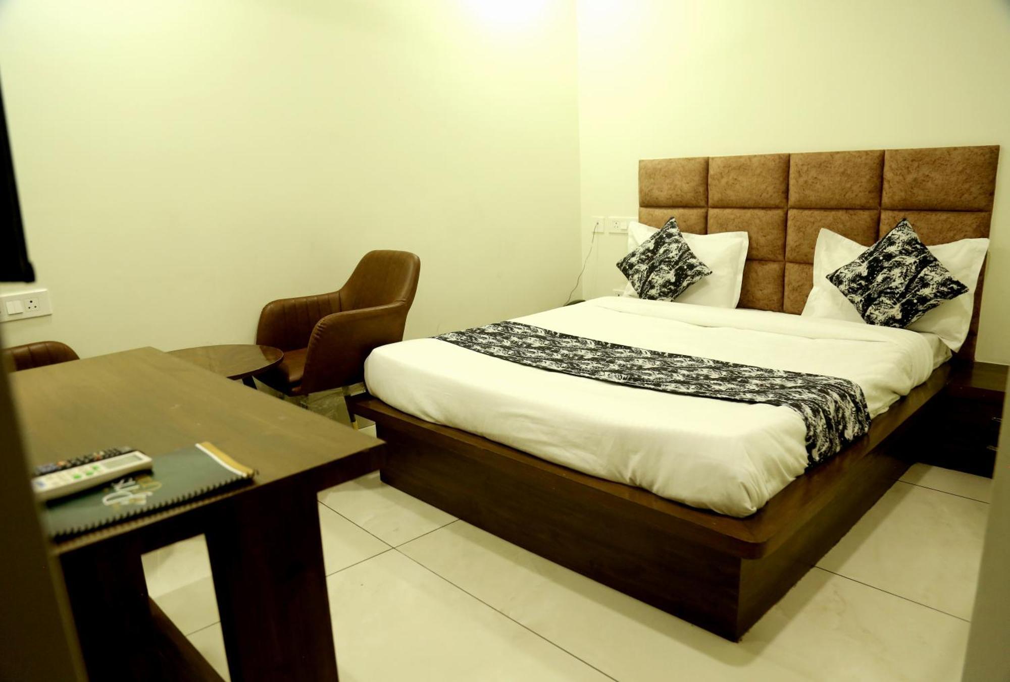Prism Grand Hotel Zirakpur Exterior photo