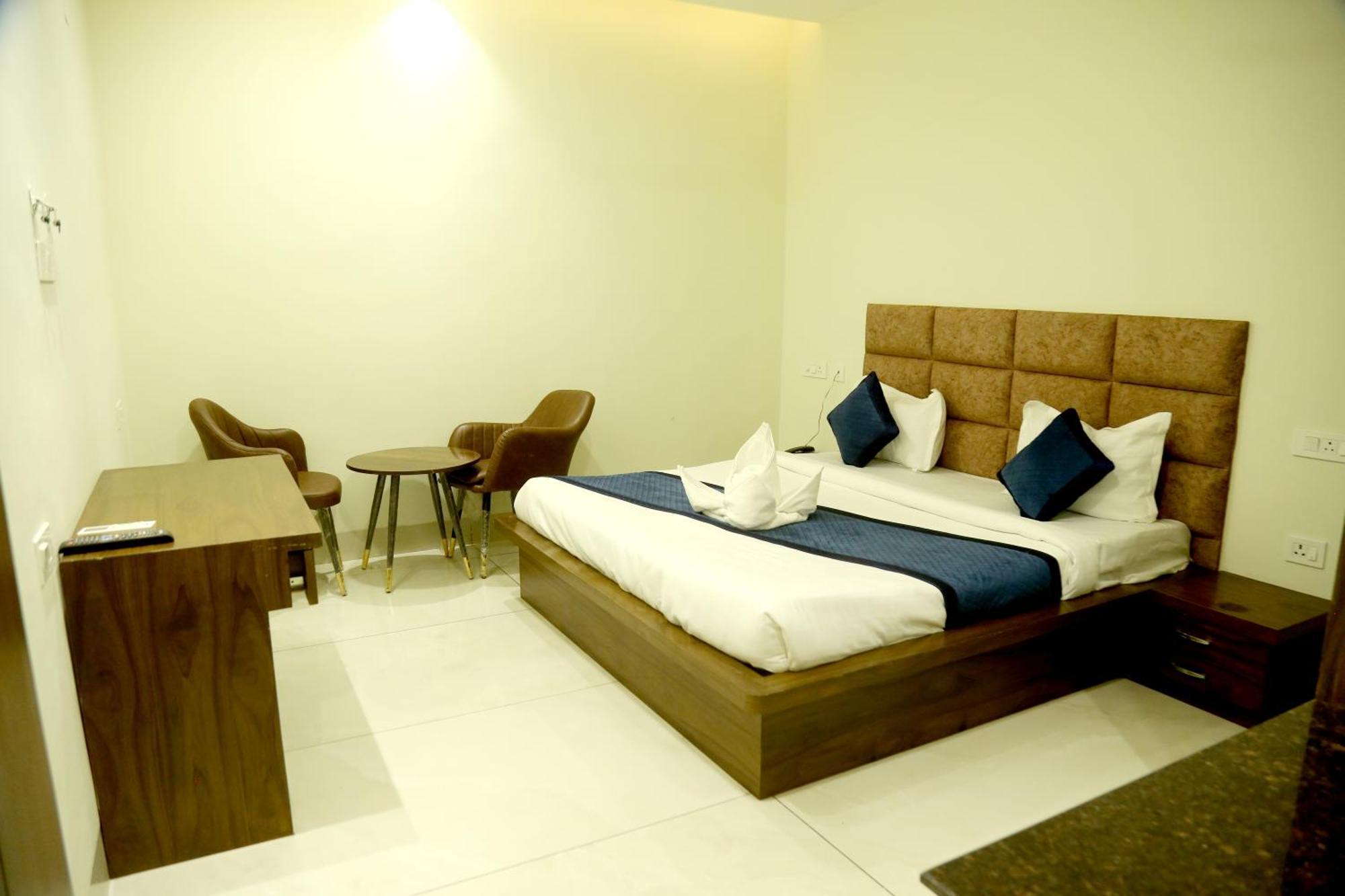Prism Grand Hotel Zirakpur Exterior photo